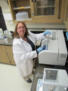 Leah Gibala Smith analyses the feather samples using a DMA
